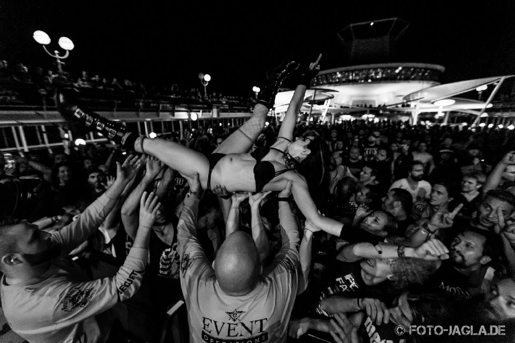 70000 Tons of Metal 2014 ::. Crowd @ Fear Factory