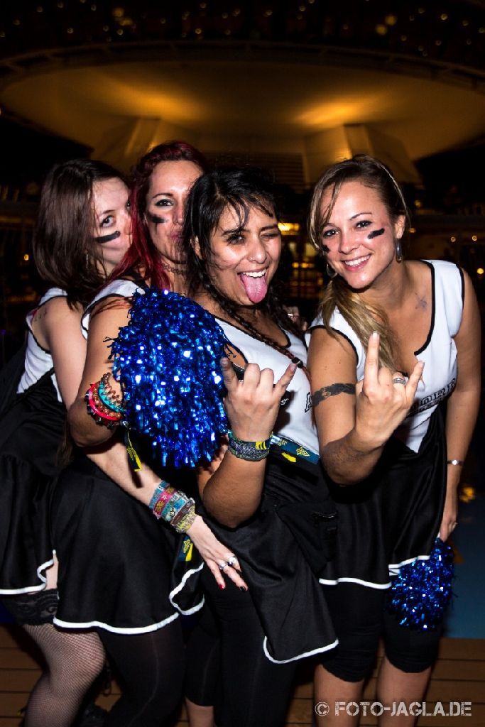 70000 Tons of Metal 2014 ::. Cheerleaders at Pooldeck