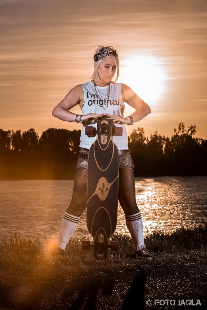 Skatergirl Shooting mit Model Christina de la Trouble am D�sseldorfer Rheinufer.