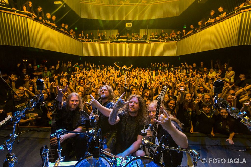 Abschlussfoto von Orden Ogan auf der Powerwolf Wolfsn�chte Tour am 06.09.2015 im Gebr. de Nobel in Leiden