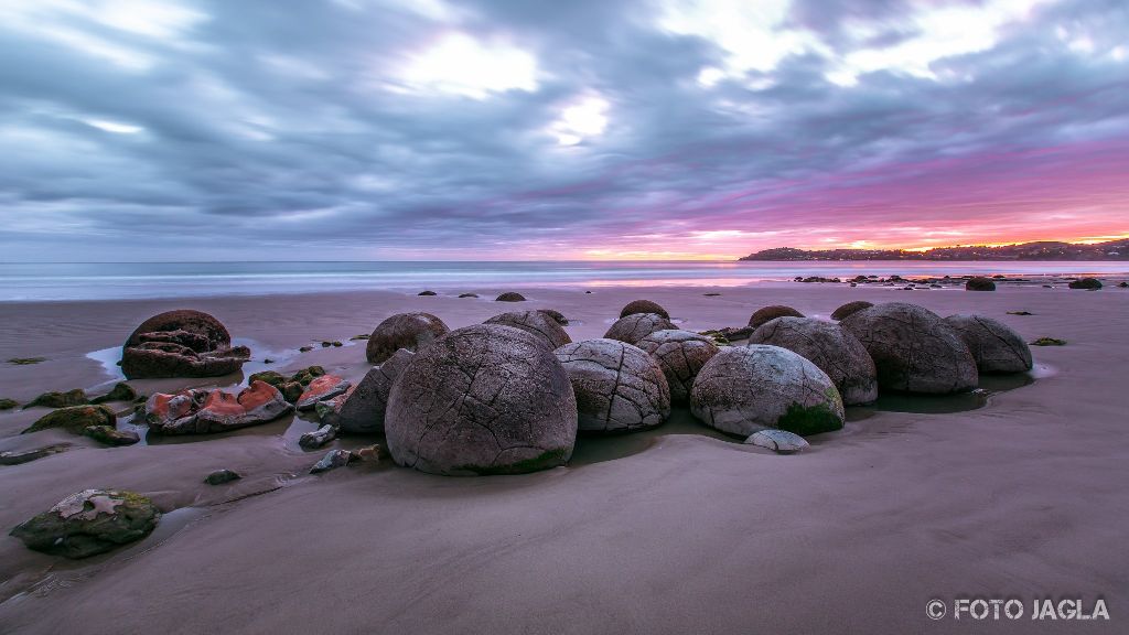 Moeraki Boulders bei Sonnenaufgang am Koekohe Beach an der K�ste von Otago
Neuseeland (S�dinsel)