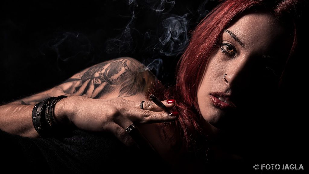 Low-Key Portrait Shooting mit Deborah S. in meinem Studio