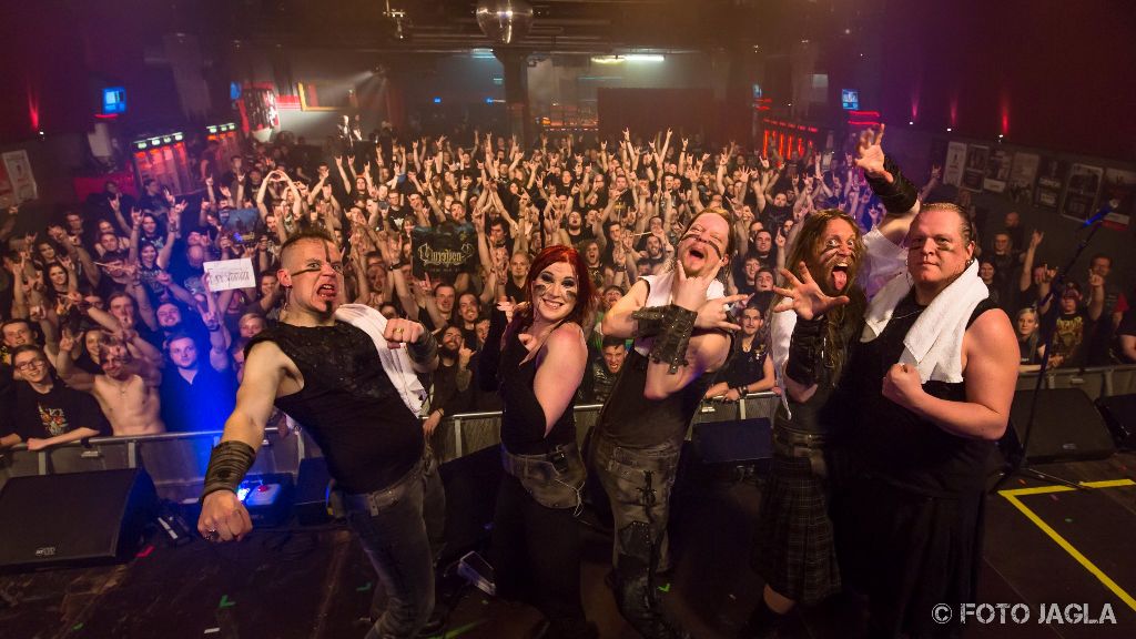 Abschlussfoto von Ensiferum auf der �The Return Of The One Man Army� Tour am 20.04.2016 in der Live Music Hall in K�ln