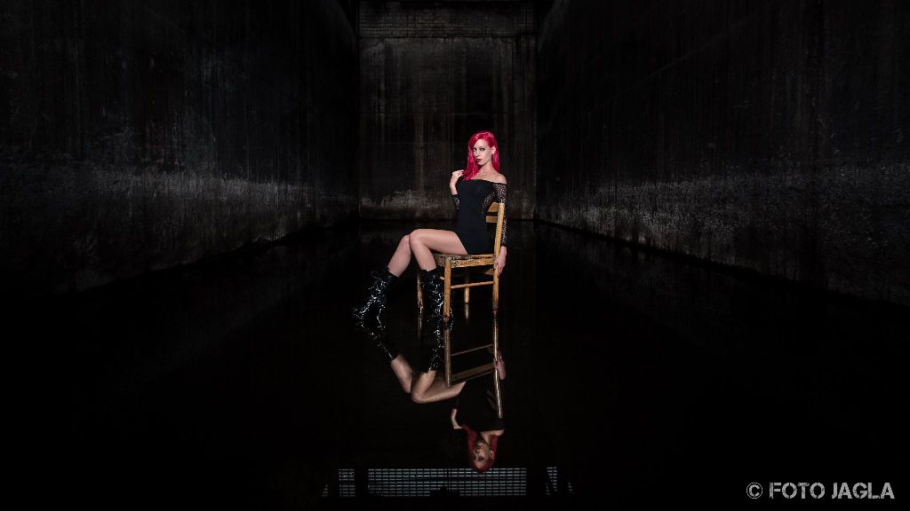 Lost Place Shooting mit Model BambiRay in einem d�steren Raum voller Wasser