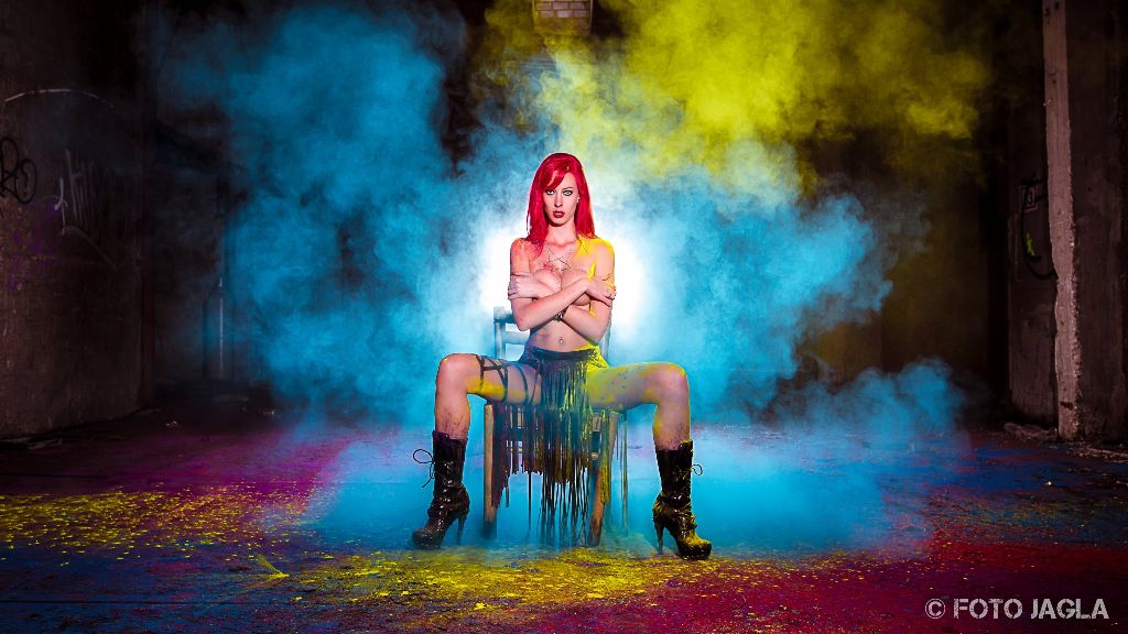 Holipulver Shooting im Lost Place mit Model BambiRay