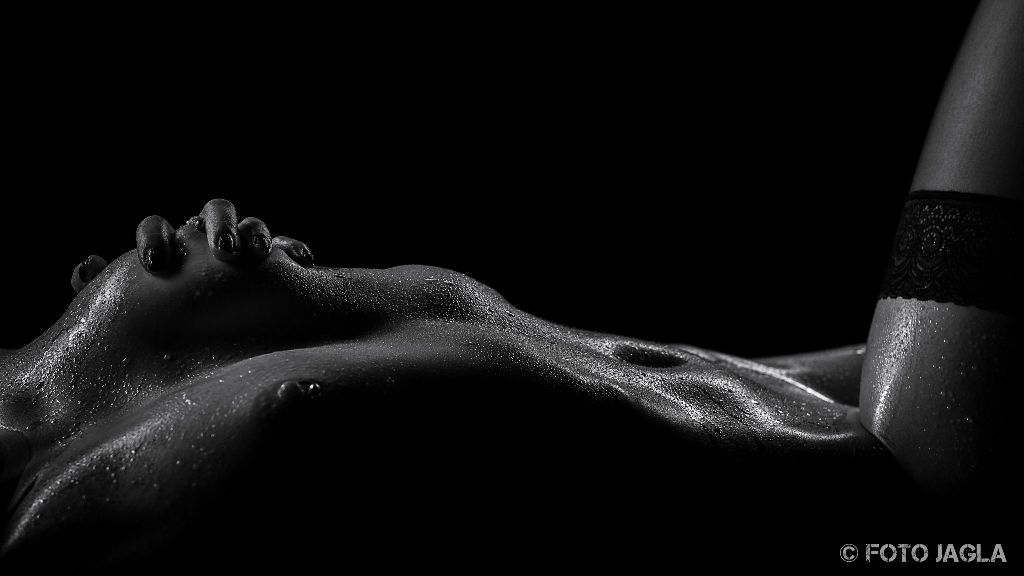 LowKey Aktfotografie in schwarz weiss - Studioaufnahme von Model Marie