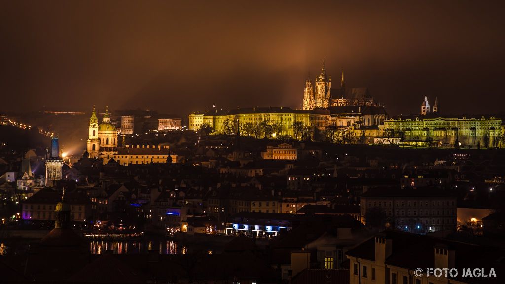 Die Prager Burg �ber der Moldau bei Nacht, aufgenommen vom Dach des Klementinum Praha
