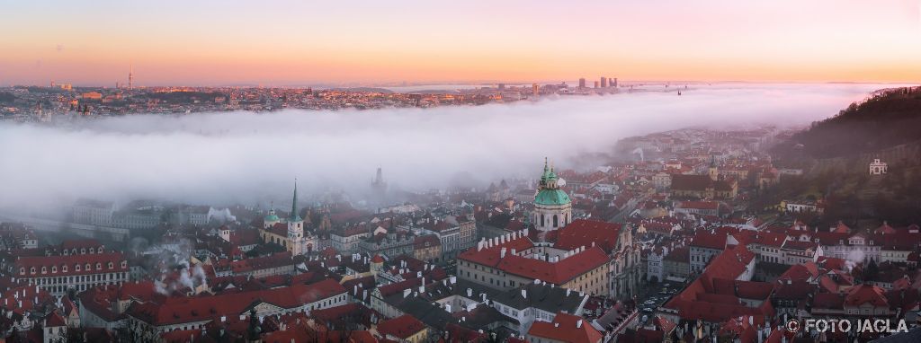 Blick von der Prager Burg �ber das vernebelte Prag bei Sonnenuntergang
