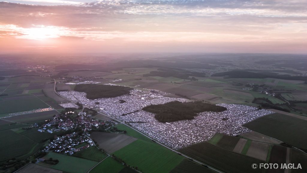 Summer Breeze Open Air 2017 in Dinkelsb�hl
Luftaufnahme des Festivalgel�ndes �ber Dinkelsb�hl aus einem Ultraleichtflugzeug