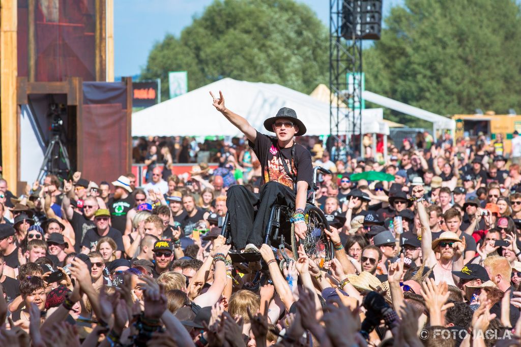 Summer Breeze Open Air 2017 in Dinkelsb�hl
Impression vor der B�hne von BETONTOD