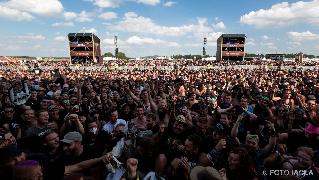 Summer Breeze Open Air 2017 in Dinkelsb�hl
Impression vor der B�hne von BETONTOD