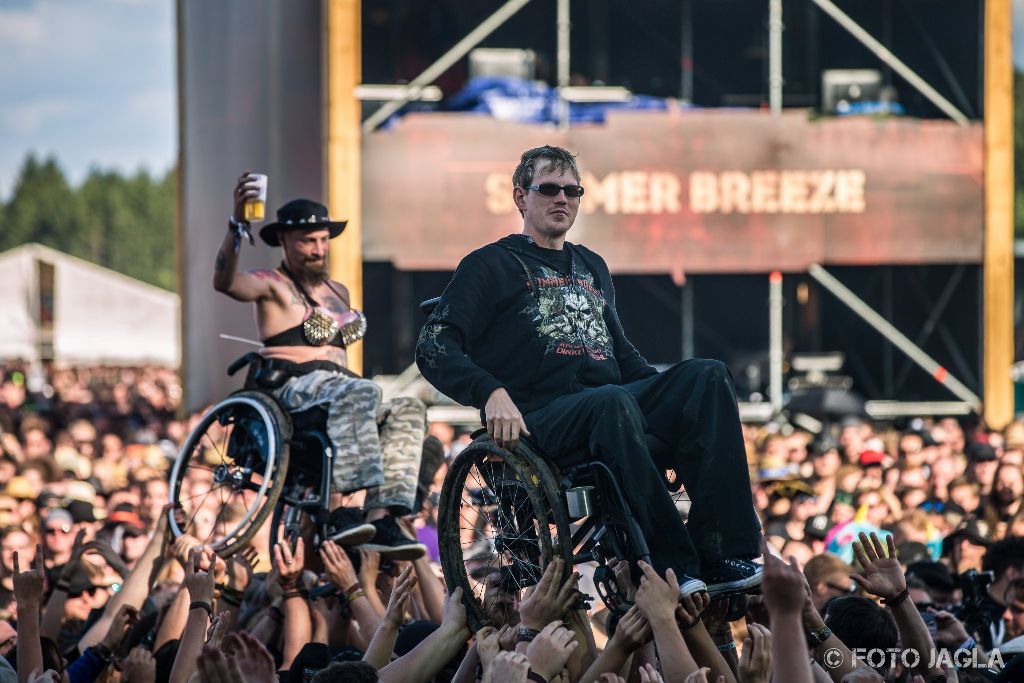 Summer Breeze Open Air 2017 in Dinkelsb�hl
Crowdsurfender Rollstuhlfahrer - Impression aus dem Fotograben