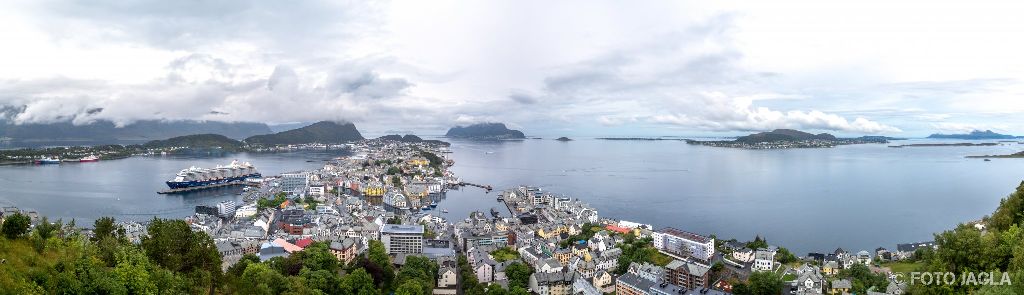 Norwegen 2017 - Blick �ber �lesund
Aussichtspunkt Fjellstua auf Berg Aksla