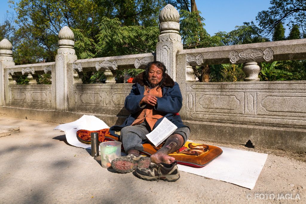 China - Guilin
Einsamer Mann vor dem Tempel