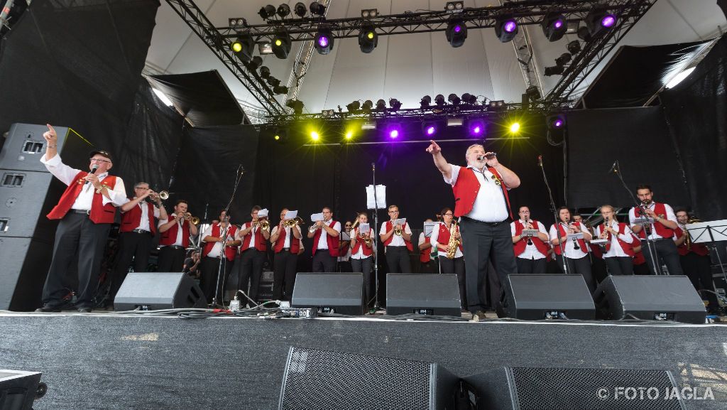 Summer Breeze Open Air 2018 in Dinkelsb�hl (SBOA)
Blasmusik Illenschwang er�ffnen die Camel Stage