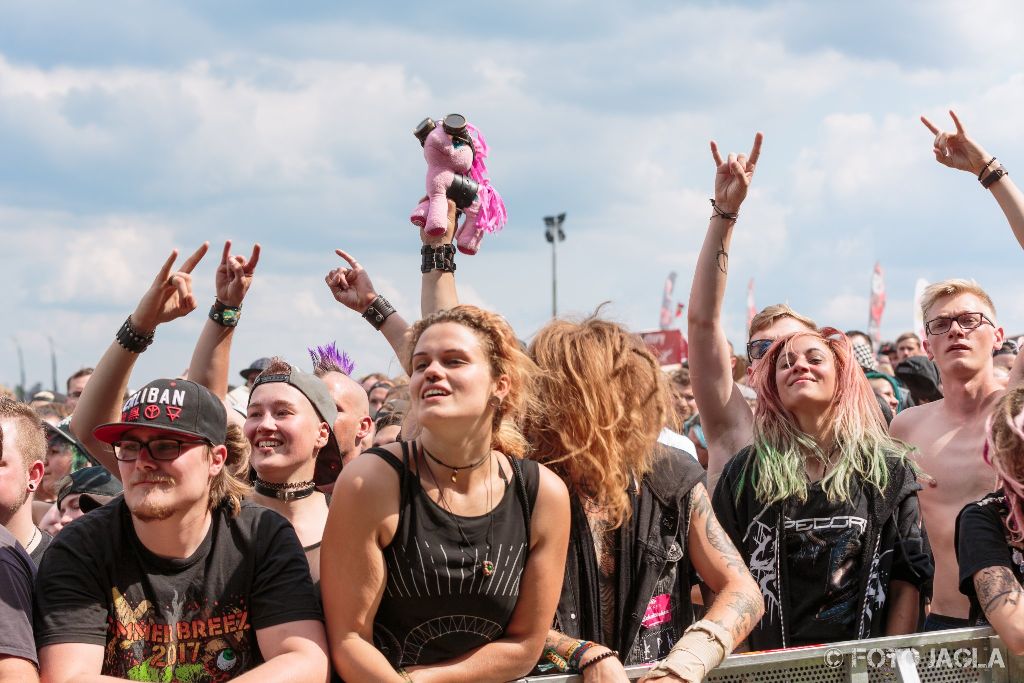 Summer Breeze Open Air 2018 in Dinkelsb�hl (SBOA)
Crowd bei Any Given Day, T-Stage