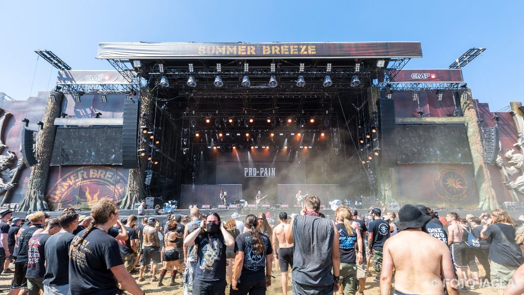 Summer Breeze Open Air 2018 in Dinkelsb�hl (SBOA)
Fans bei Pro Pain vor der Main Stage