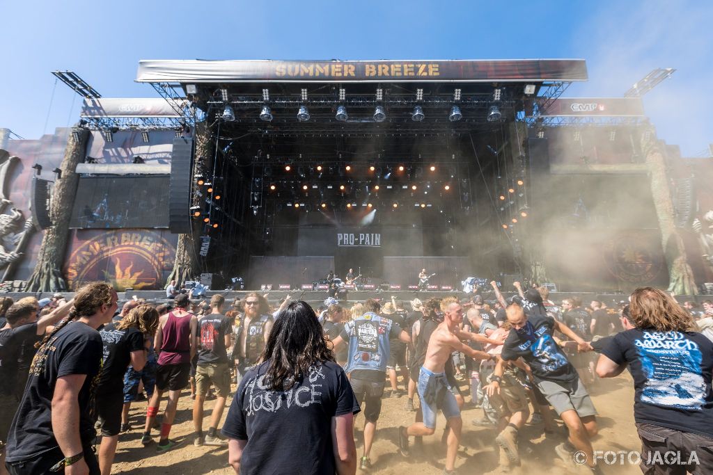 Summer Breeze Open Air 2018 in Dinkelsb�hl (SBOA)
Moshpit bei Pro Pain vor der Main Stage