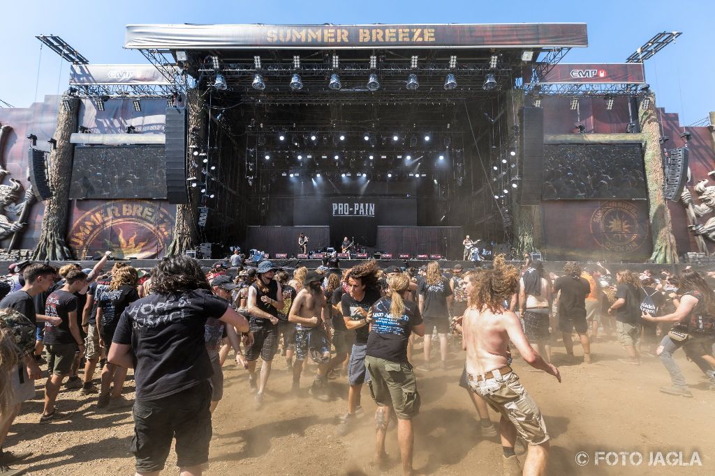 Summer Breeze Open Air 2018 in Dinkelsb�hl (SBOA)
Moshpit bei Pro Pain vor der Main Stage
