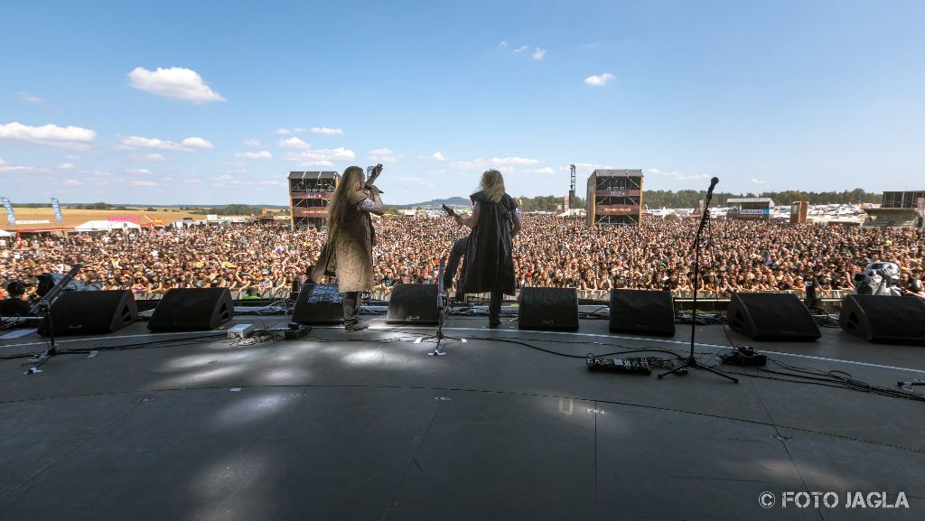 Summer Breeze Open Air 2018 in Dinkelsb�hl (SBOA)
Orden Ogan auf der Main Stage
Frontman Sebastian Seeb Levermann und Gitarrist Tobias Kersting