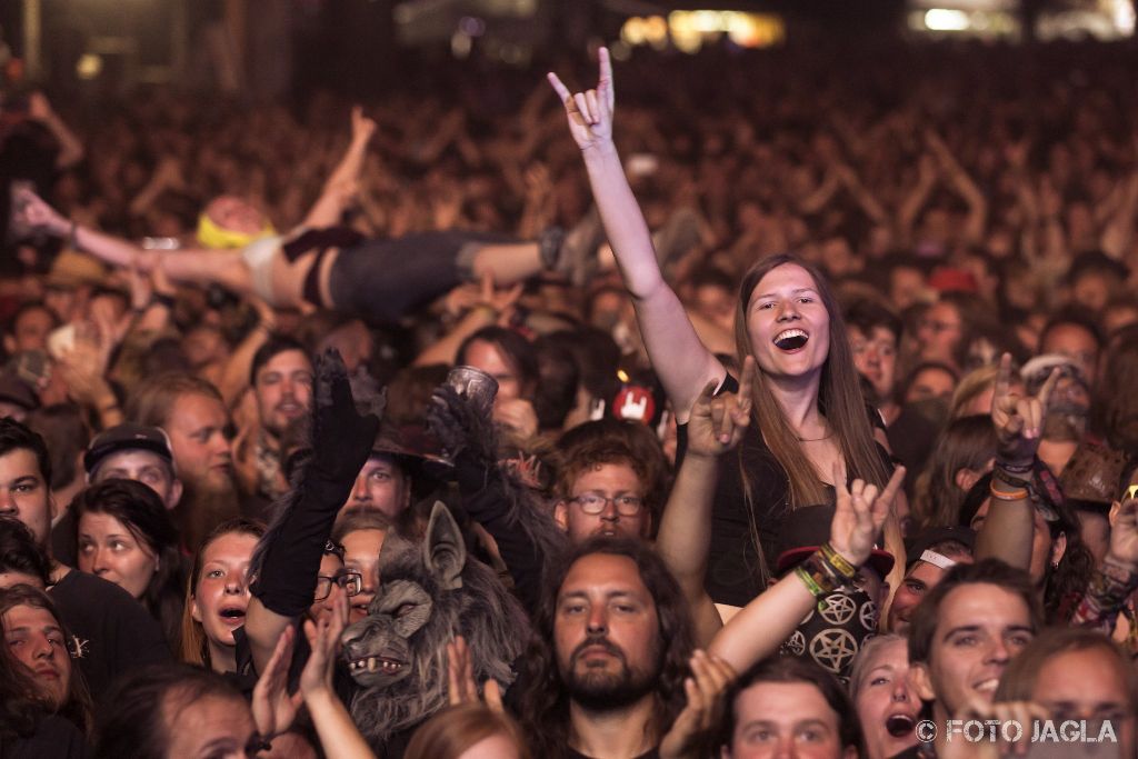 Summer Breeze Open Air 2018 in Dinkelsb�hl (SBOA)
Fans bei Powerwolf vor der Main Stage
