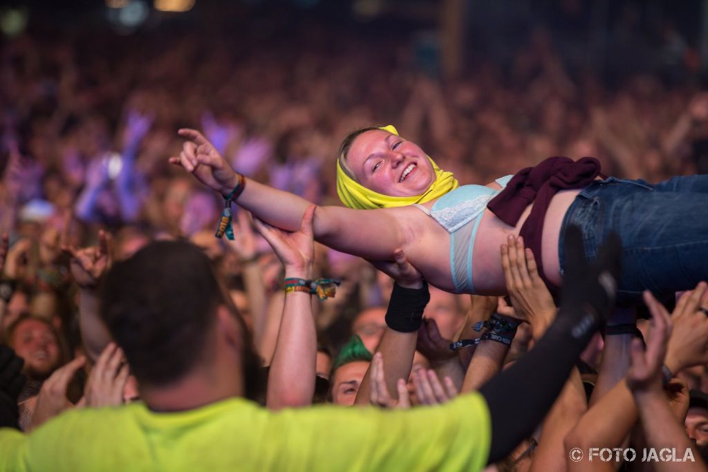 Summer Breeze Open Air 2018 in Dinkelsb�hl (SBOA)
Fans bei Powerwolf vor der Main Stage