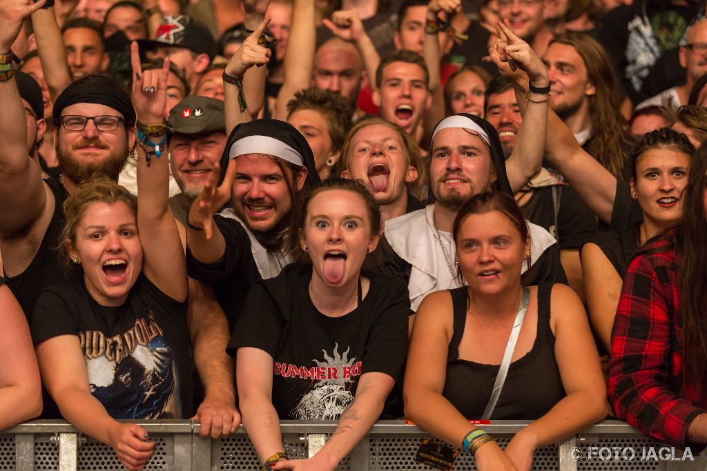 Summer Breeze Open Air 2018 in Dinkelsb�hl (SBOA)
Fans bei Powerwolf vor der Main Stage