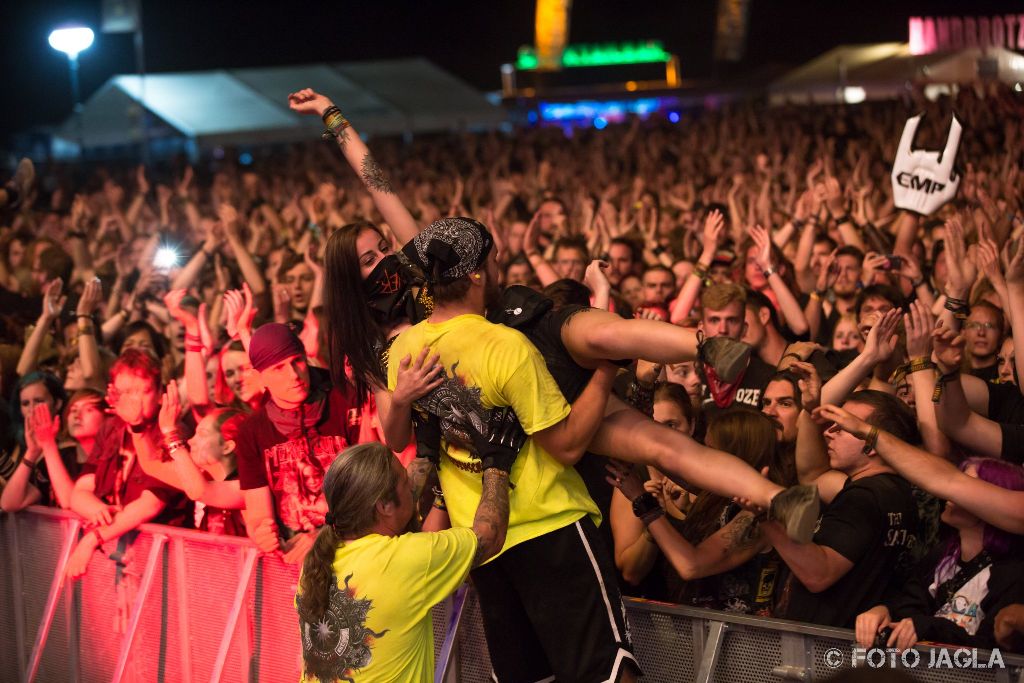 Summer Breeze Open Air 2018 in Dinkelsb�hl (SBOA)
Fans bei Powerwolf vor der Main Stage