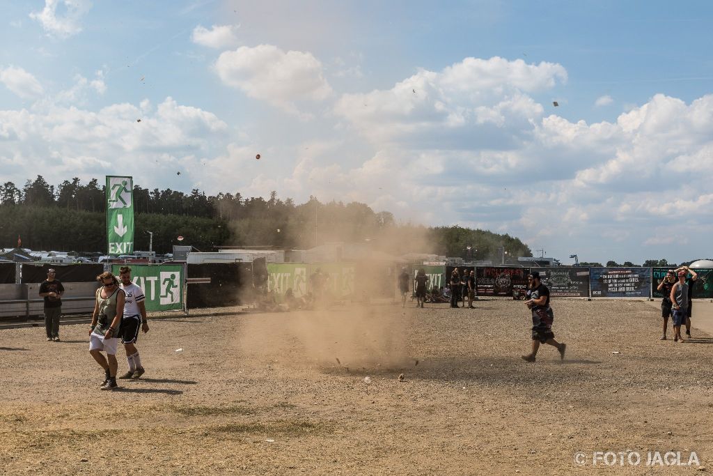 Summer Breeze Open Air 2018 in Dinkelsb�hl (SBOA)
Mini Tornado wirbelt Staub auf