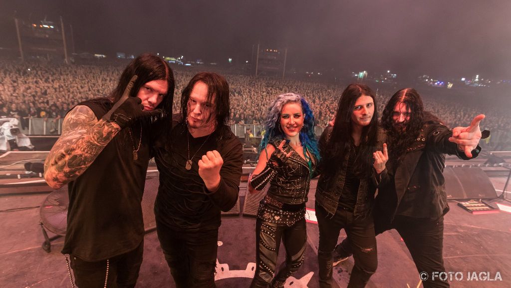 Summer Breeze Open Air 2018 in Dinkelsb�hl (SBOA)
Abschlussfoto von Arch Enemy auf der Main Stage