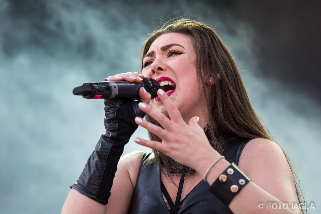 Summer Breeze Open Air 2018 in Dinkelsb�hl (SBOA)
Amaranthe auf der Main Stage
S�ngerin Elize Ryd