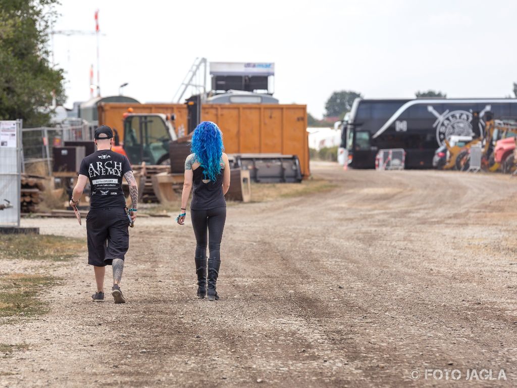 Summer Breeze Open Air 2018 in Dinkelsb�hl (SBOA)
Alissa White-Gluz von Arch Enemy auf dem Weg zum Tourbus