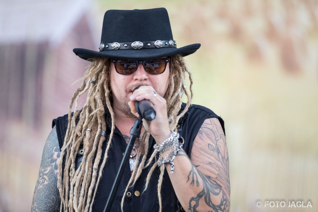 Summer Breeze Open Air 2018 in Dinkelsb�hl (SBOA)
Korpiklaani auf der Main Stage
S�nger Jonne J�rvel�