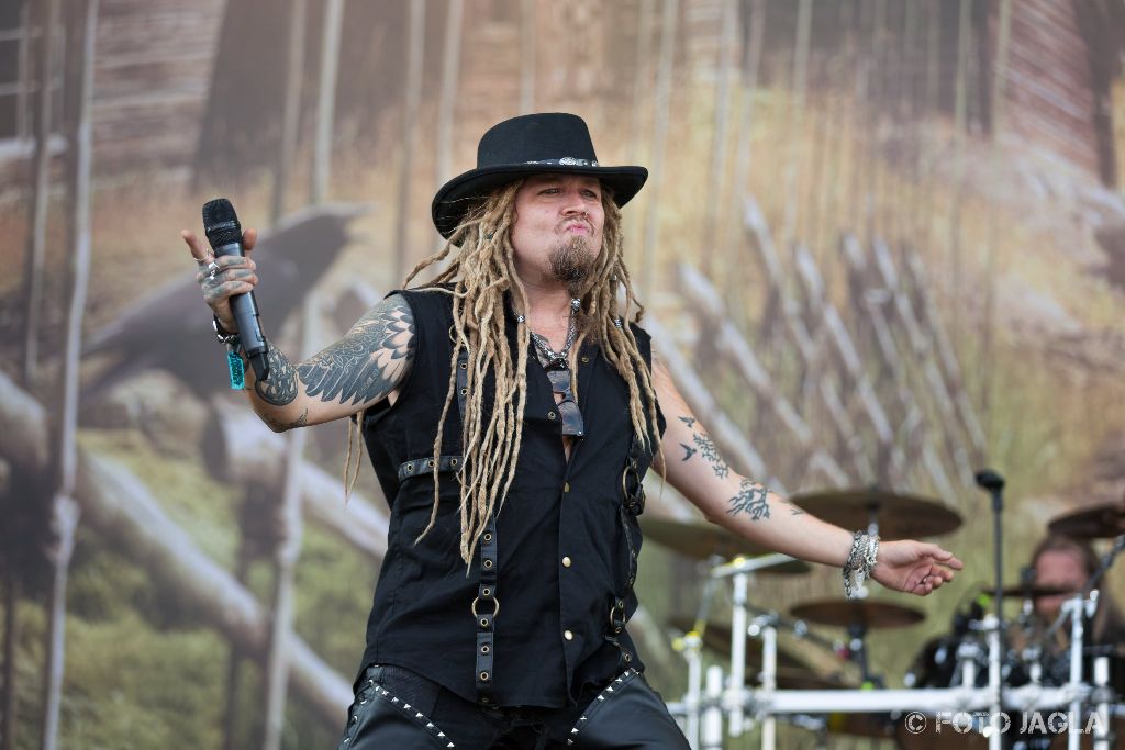 Summer Breeze Open Air 2018 in Dinkelsb�hl (SBOA)
Korpiklaani auf der Main Stage
S�nger Jonne J�rvel�