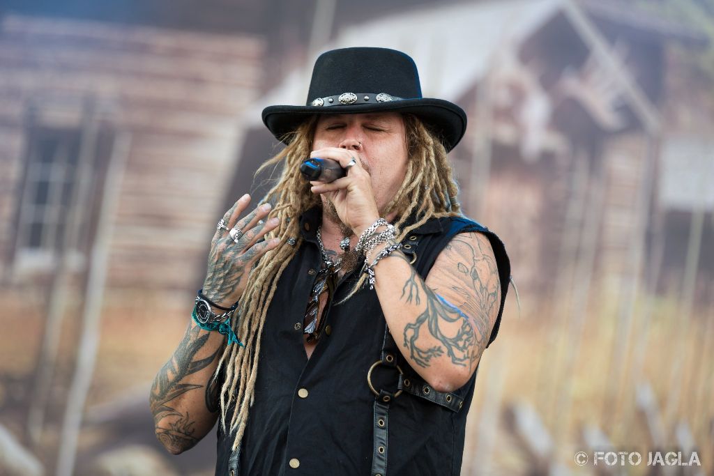 Summer Breeze Open Air 2018 in Dinkelsb�hl (SBOA)
Korpiklaani auf der Main Stage
S�nger Jonne J�rvel�