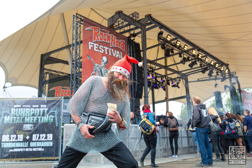 Der Metal-Santa vor der B�hne bei The Vintage Caravan
Rock Hard Festival 2019
Amphitheater in Gelsenkirchen