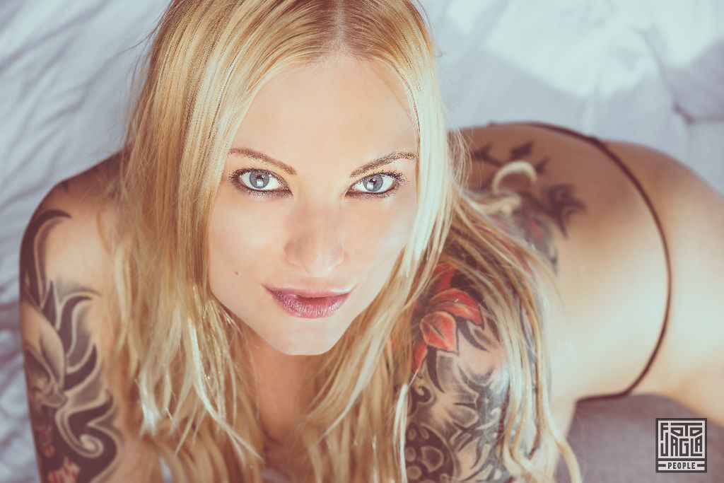 Mia Blond
Sexy Bett-Shooting mit dem Erotikmodel