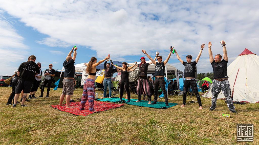 Summer Breeze Open Air 2019 in Dinkelsb�hl (SBOA)
Bieryoga auf dem Campingplatz
