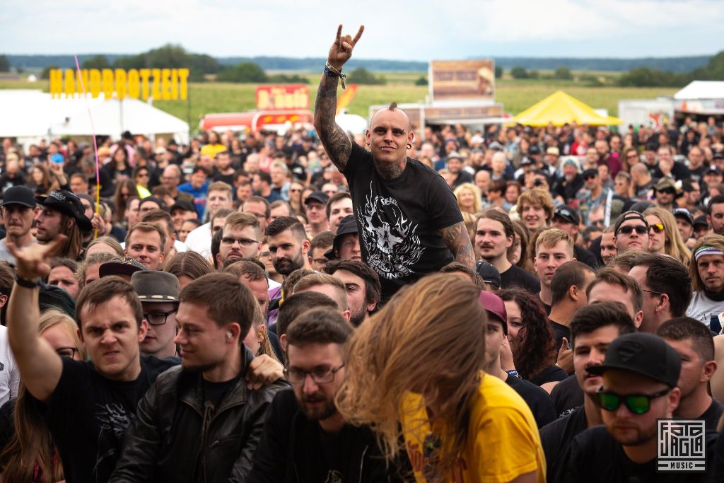 Summer Breeze Open Air 2019 in Dinkelsb�hl (SBOA)
Corwd bei Kvelertak vor der Main Stage