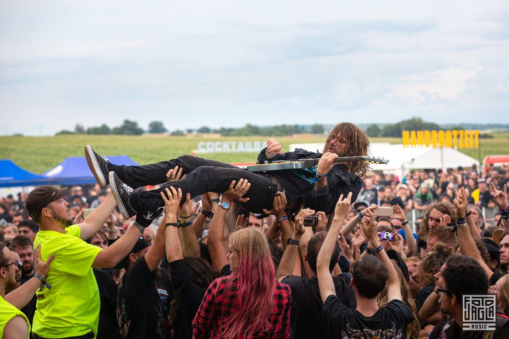 Summer Breeze Open Air 2019 in Dinkelsb�hl (SBOA)
Kvelertak beim crowd surfen vor der Main Stage