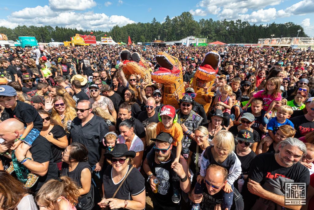 Summer Breeze Open Air 2019 in Dinkelsb�hl (SBOA)
Zuschauer bei Heavysaurus vor der Ficken Party Stage