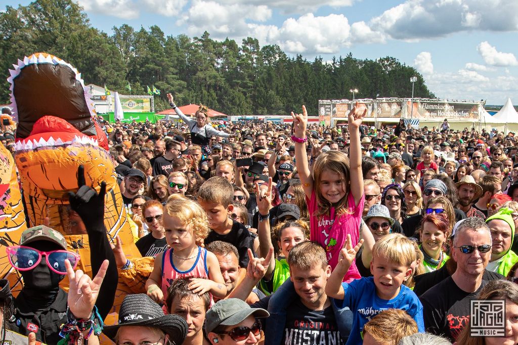 Summer Breeze Open Air 2019 in Dinkelsb�hl (SBOA)
Zuschauer bei Heavysaurus vor der Ficken Party Stage