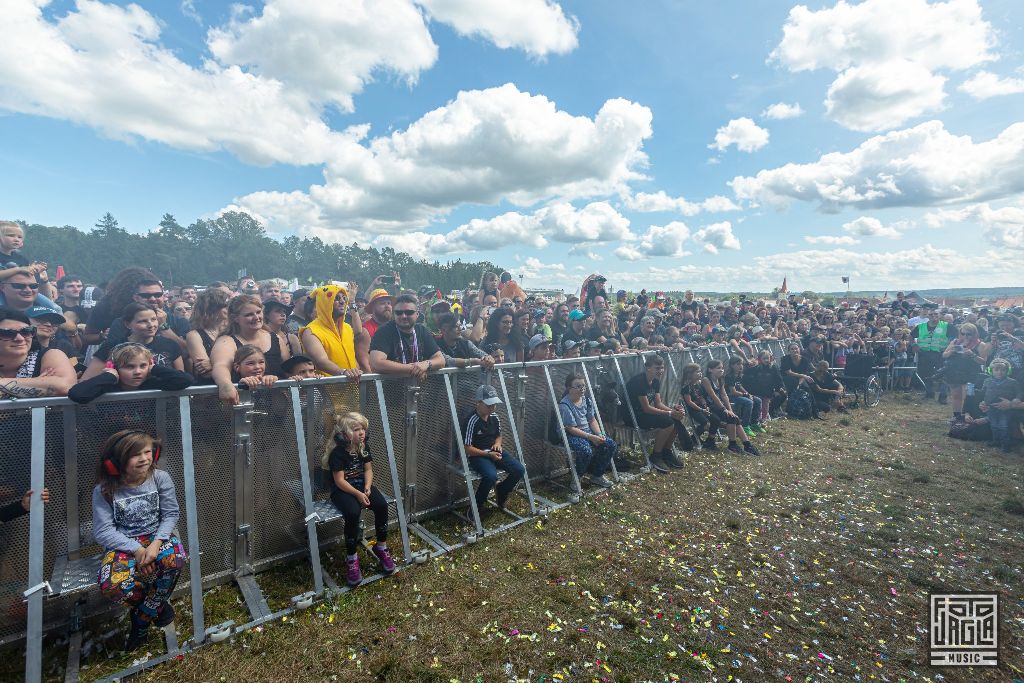 Summer Breeze Open Air 2019 in Dinkelsb�hl (SBOA)
Zuschauer bei Heavysaurus vor der Ficken Party Stage