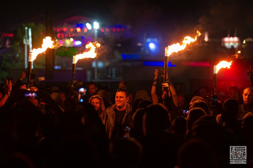 Summer Breeze Open Air 2019 in Dinkelsb�hl (SBOA)
Fackel-Einmarsch von Parkway Drive zur Main Stage