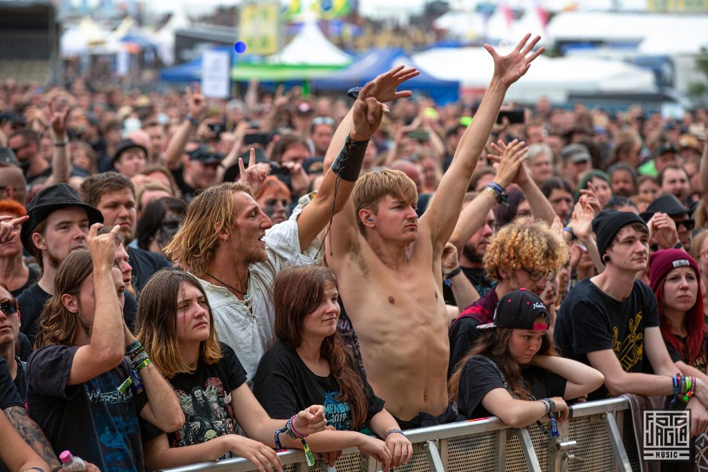 Summer Breeze Open Air 2019 in Dinkelsb�hl (SBOA)
Zuschauer bei Van Canto vor der Main Stage