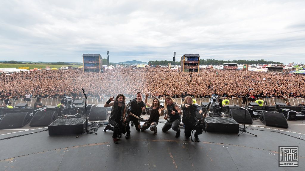 Summer Breeze Open Air 2019 in Dinkelsb�hl (SBOA)
Abschlussfoto von Equilibrium auf der Main Stage