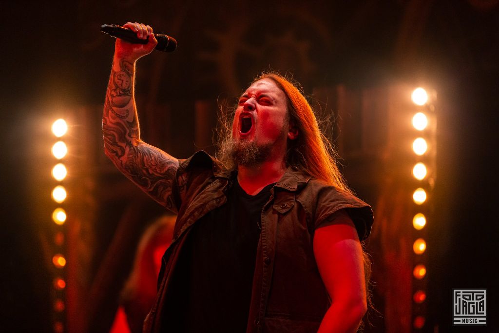 ORDEN OGAN - Gunmen Show im Saloon
28. September 2019 im Abenteuerland Fort Fun in Bestwig
Frontmann Sebastian 