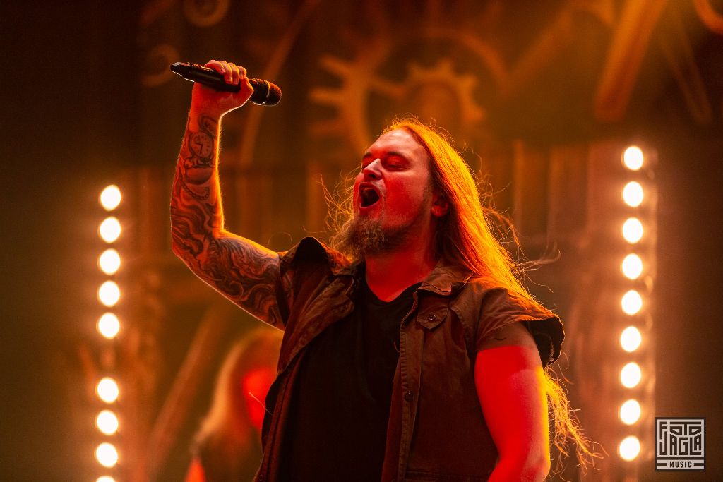 ORDEN OGAN - Gunmen Show im Saloon
28. September 2019 im Abenteuerland Fort Fun in Bestwig
Frontmann Sebastian 