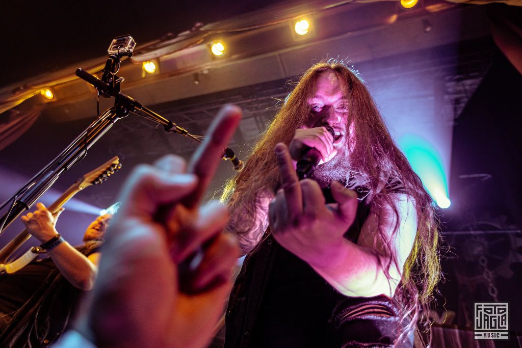 ORDEN OGAN - Gunmen Show im Saloon
28. September 2019 im Abenteuerland Fort Fun in Bestwig
Frontmann Sebastian 