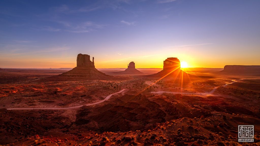 Beautiful sunrise at Monument Valley
Arizona, USA 2019